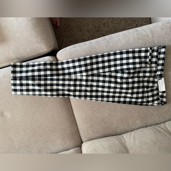 Ann Taylor Black & White ankle length pants. Mid-rise. Never worn. Size 12 - Picture 2 of 3